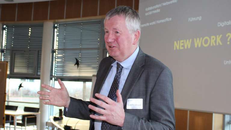 30718246 niedersaechsens ehemaliger minister fuer wissenschaft und kultur lutz stratmann hielt den impulsvortrag 3170